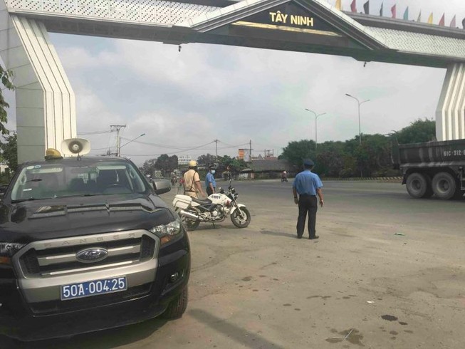 Một trạm CSGT được lập tại cửa ngõ Tây Ninh - quốc lộ 22, Củ Chi. Ảnh: ĐÀO TRANG