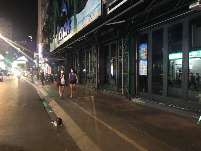 Một quán bar trên phố đi bộ Bùi Viện (quận 1) đóng cửa để phòng, chống dịch COVID-19. Ảnh: NGUYỄN YÊN