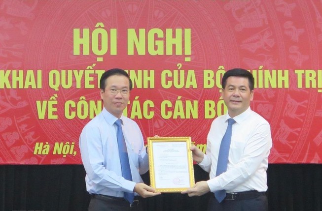 Ông Võ Văn Thưởng trao quyết định cho ông Nguyễn Hồng Diên. Ảnh: VGP
