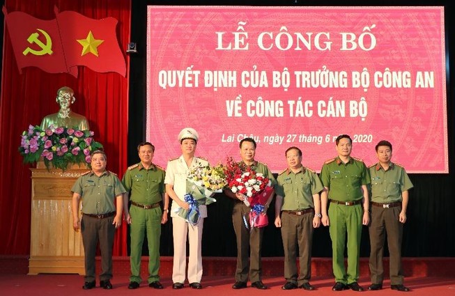 Ban Giám đốc Công an tỉnh Lai Châu chúc mừng Đại tá Hà Văn Tuyên và Đại tá Nguyễn Viết Giang. Ảnh: CA Lai Châu