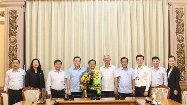 Lãnh đạo TP.HCM chúc mừng ông Võ Trung Trực nhận chức Phó Giám đốc Sở TN&MT TP.HCM. Ảnh: Web thành ủy TP.HCM