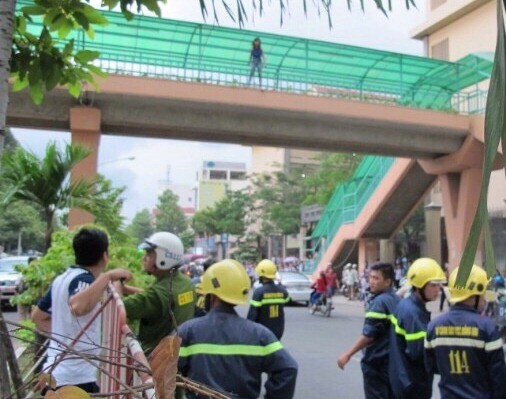 Cô gái hò hét trên cầu bộ hành rồi nhảy xuống đường tự tử