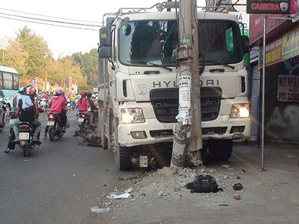 Xe ben mất lái cán nát 2 xe máy