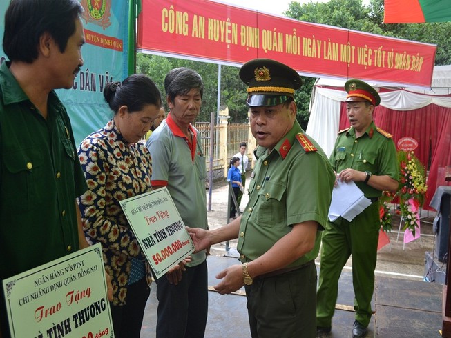 Công an tặng nhà tình thương cho người nghèo