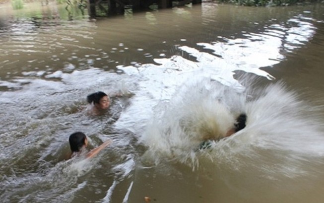 2 anh em sinh đôi 19 tuổi chết đuối thương tâm