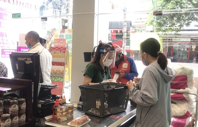 Nhân viên nhiều siêu thị, cửa hàng phải mang nón chống dịch