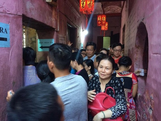 Biển người đổ về chùa trăm tuổi cầu may vía Thần Tài