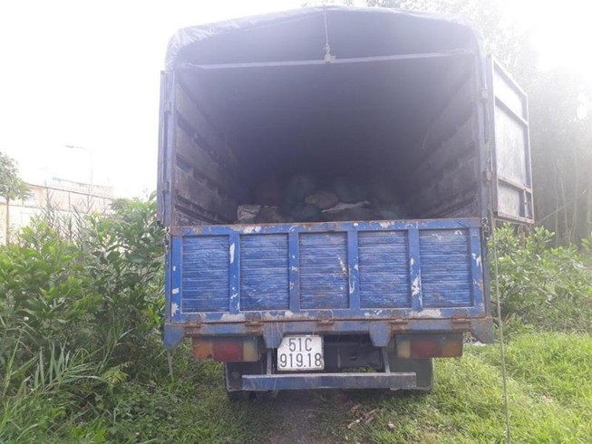 Bắt giữ xe tải đổ trộm chất thải ở Bình Chánh