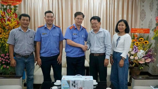 Nhiều cơ quan, đơn vị đến thăm, chúc mừng báo Pháp Luật TP.HCM