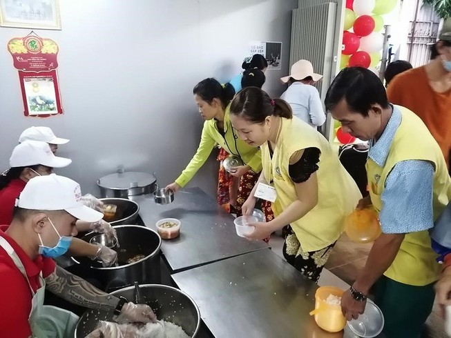 Cơ sở có bếp ăn tập thể phải bố trí người ăn đủ khoảng cách