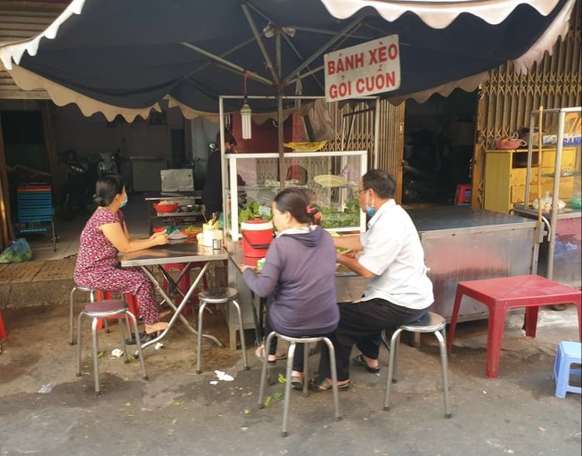 Vẫn còn một vài cửa hàng ăn uống phục vụ khách tại chỗ