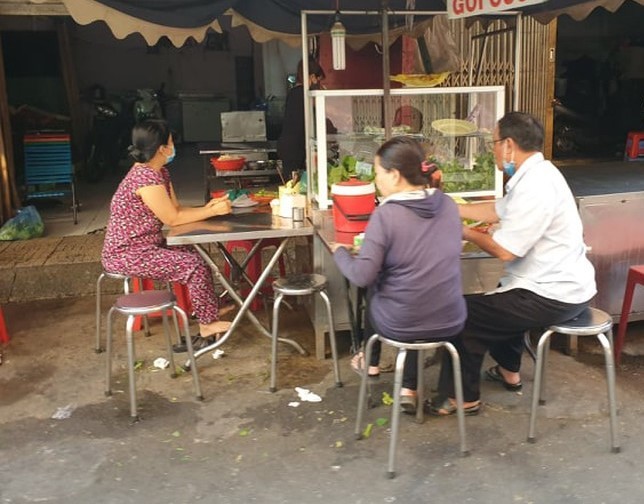 Cửa hàng ăn uống còn phục vụ khách tại chỗ bị phạt bao nhiêu?