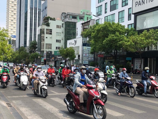 Khi nào mới hết nắng nóng như ‘đổ lửa’ ở TP.HCM?