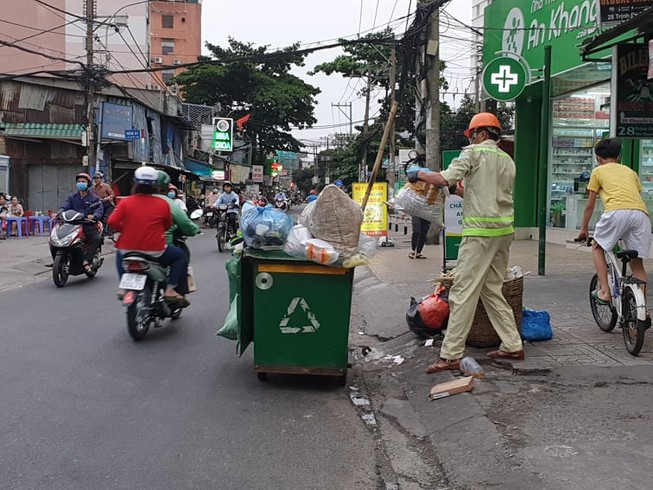 Công nhân thu gom rác bị đe dọa khi làm nhiệm vụ