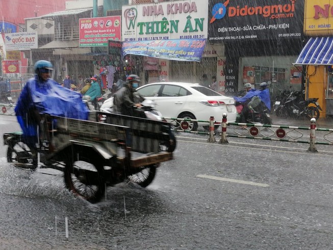 TP.HCM bất ngờ đón cơn mưa lớn giữa trưa