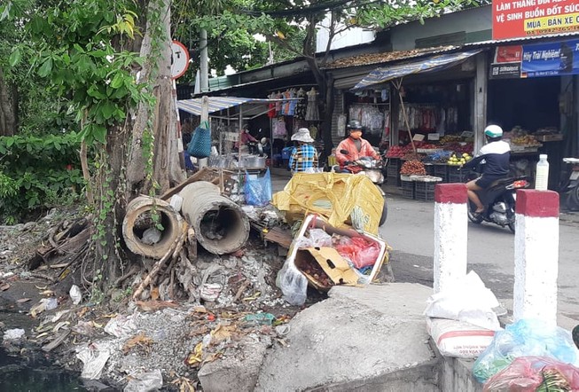 Rác thải chất đống gây ô nhiễm, ai sẽ gom?
