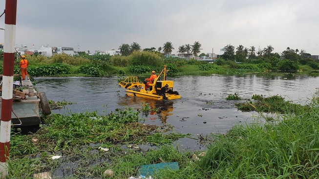 TP.HCM thí nghiệm vớt rác bằng phương tiện hiện đại