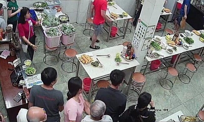 Tạt mắm tôm vào quán phở Hòa Pasteur: Xử lý ra sao?