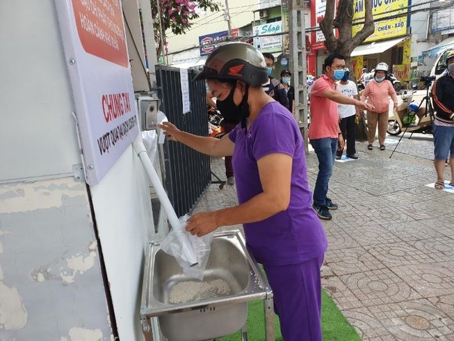 Nhiều bạn đọc muốn góp thêm gạo cho máy phát gạo tự động