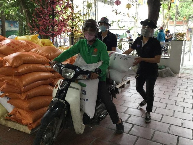 Dân kéo nhau đến góp gạo cho máy phát gạo tự động