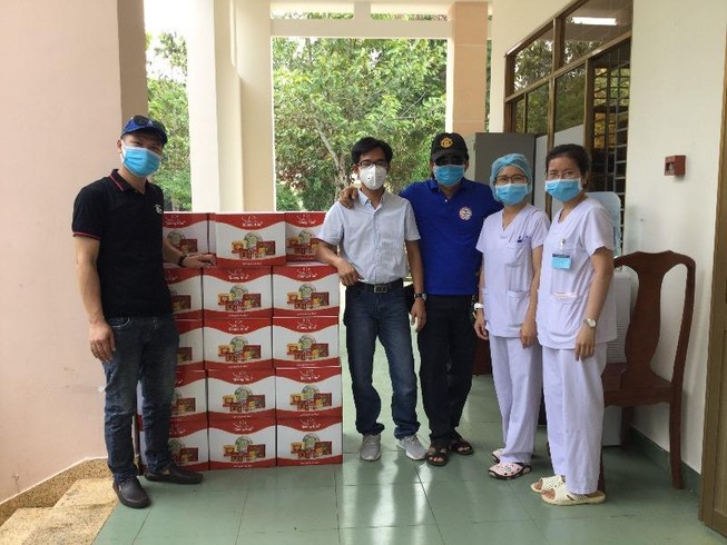 Tặng yến sào cho y, bác sĩ chống dịch COVID-19