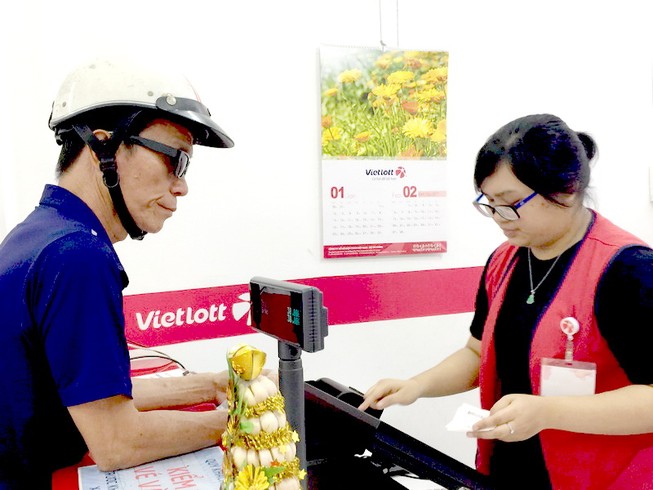 Bộ Tài chính: 'Bán dạo vé số Vietlott là sai'