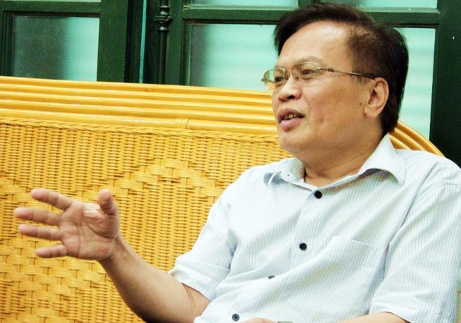'Ai không làm thì đứng sang một bên'
