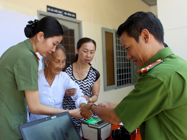 Công an TP.HCM đến tận nhà làm căn cước cho dân