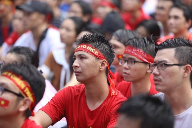 Cổ động viên đội mưa cổ vũ cho U23 Việt Nam