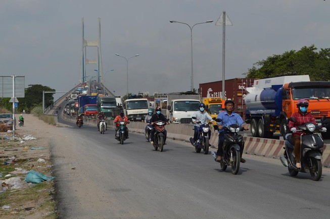 Kẹt xe ở cửa ngõ phía Đông TP.HCM ngày đầu nghỉ lễ