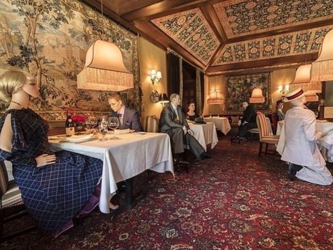 Manơcanh mặc trang phục thập niên 1940 trong nhà hàng The Inn at Litte Washington.