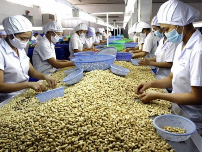 'Đẻ' thêm thủ tục, hàng trăm container kẹt tại cảng