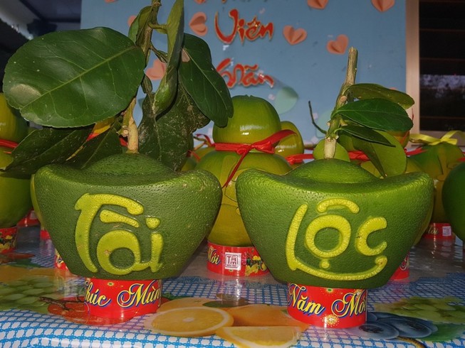 Dừa mạ vàng, mai Mỹ đỏ rực... đổ về chợ Tết TP.HCM