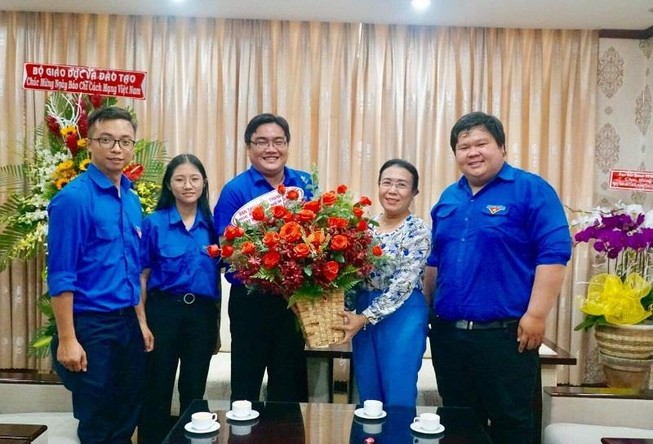 Thành Đoàn TP.HCM chúc mừng báo Pháp Luật TP.HCM dịp 21-6