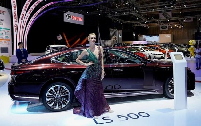 Xe sang Lexus LS500 gặp lỗi nứt lốp nguy hiểm tại Việt Nam