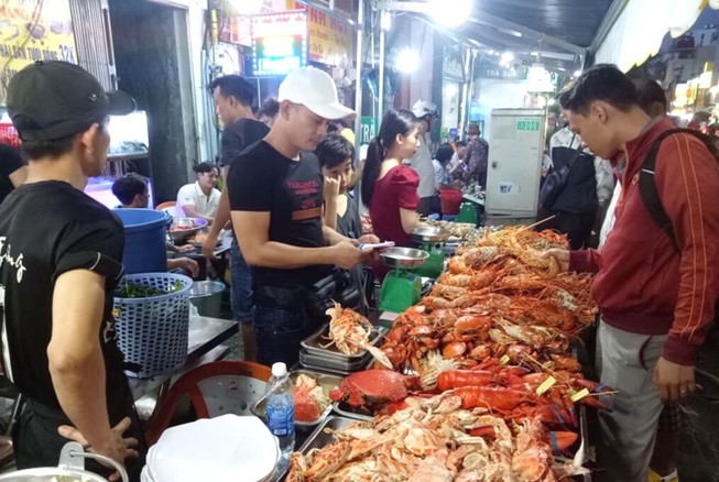 Khó lọt cửa Trung Quốc, tôm hùm Mỹ 'bò' sang Việt Nam