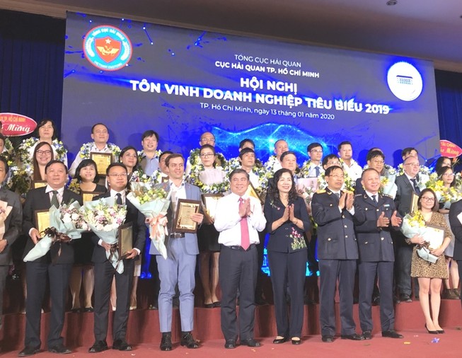 Tôn vinh các công ty tiêu biểu nộp thuế khủng 65.000 tỉ đồng
