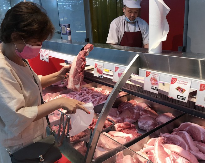 Giá heo hơi nhảy vọt hơn 90.000 đồng/kg, thịt bán lẻ cao ngất
