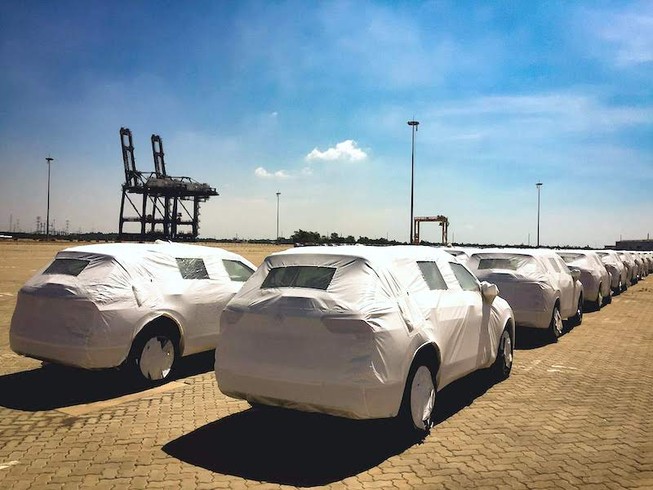 Hàng chục ô tô Nissan mới nhập về bỏ quên không ai nhận
