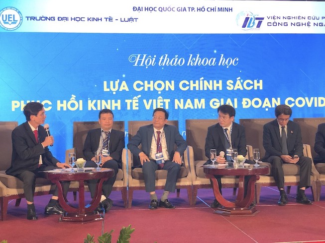 Lãi suất giảm nhỏ giọt, gánh nặng đè lên người vay tiền