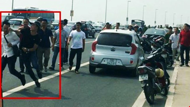 Cách hành xử 'vung chân, vung tay vuốt má' quá phản cảm