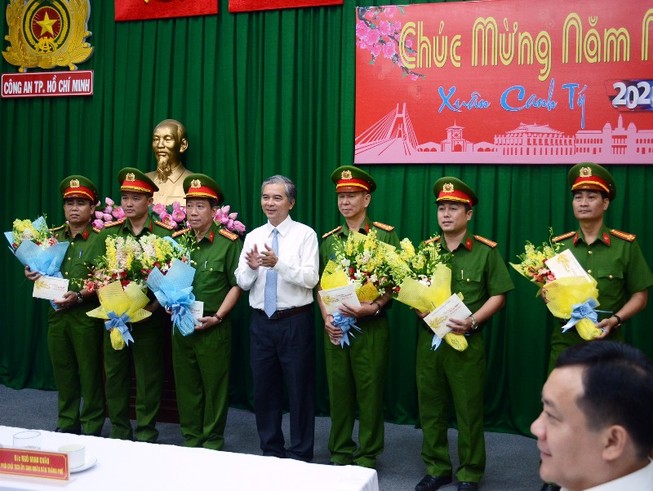Khen thưởng đột xuất công an phá vụ đốt nhà làm 5 người chết
