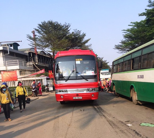 COVID-19: TP.HCM kiến nghị Thủ tướng về xe đưa đón công nhân
