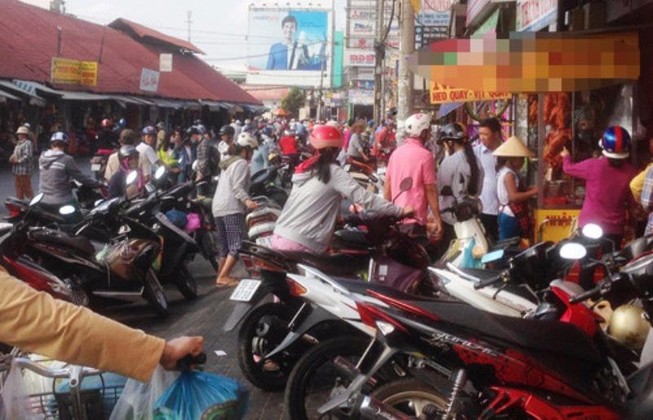 Xếp hàng mua thịt heo quay ngày vía Thần tài