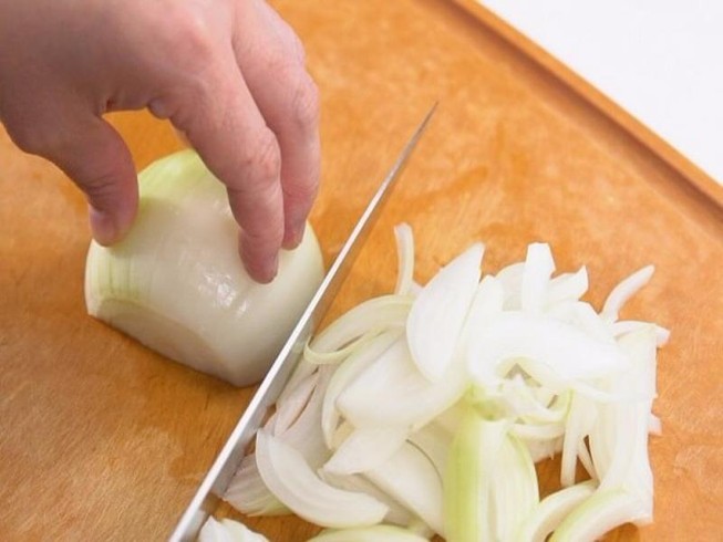Mẹo cắt hành tây không cay mắt