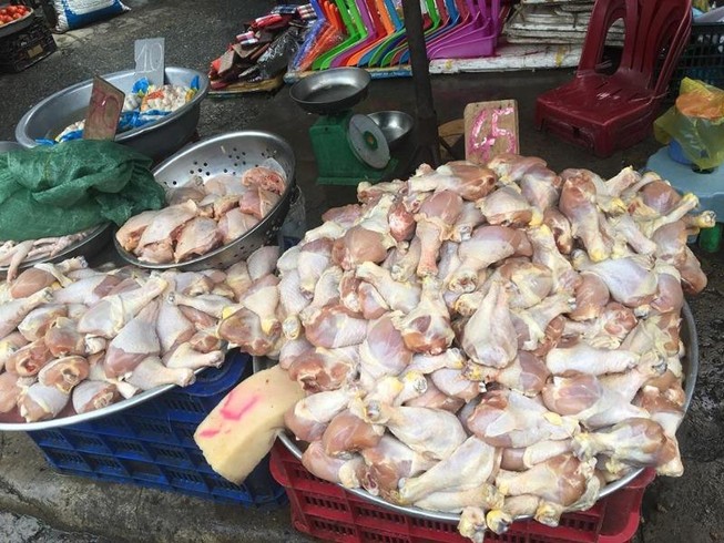 Mẹo tránh mua nhầm thịt gà thải chất lượng kém