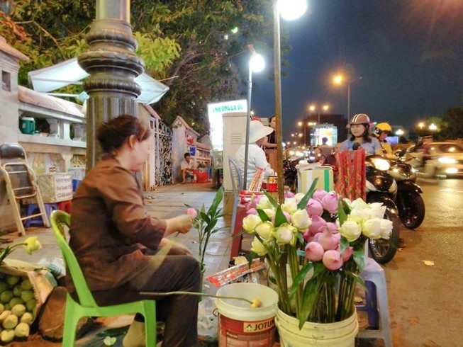 Hoa sen, chim phóng sinh... tăng giá mạnh dịp Rằm tháng giêng