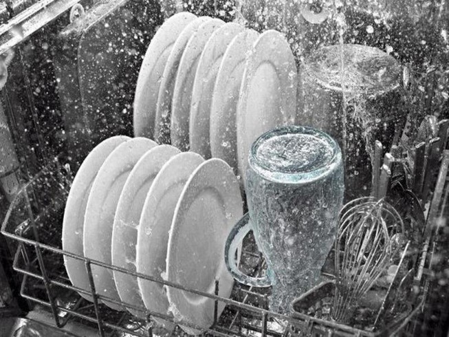 Tráng bát, đũa bằng nước sôi trước khi ăn, có sạch vi khuẩn?