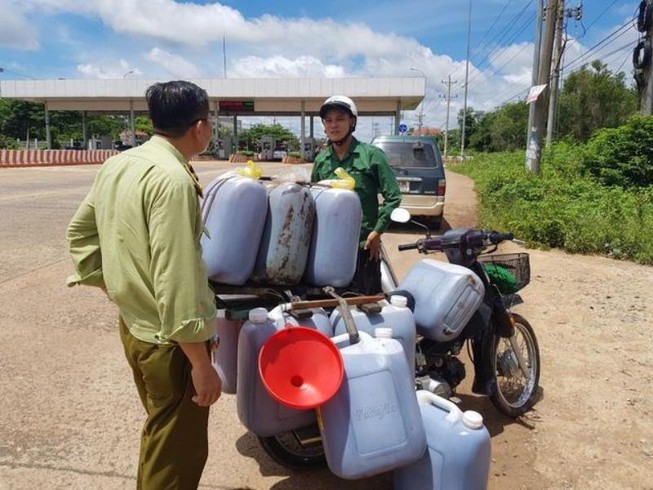 Dầu ăn bẩn ung dung ra thị trường, người dùng chịu hậu quả
