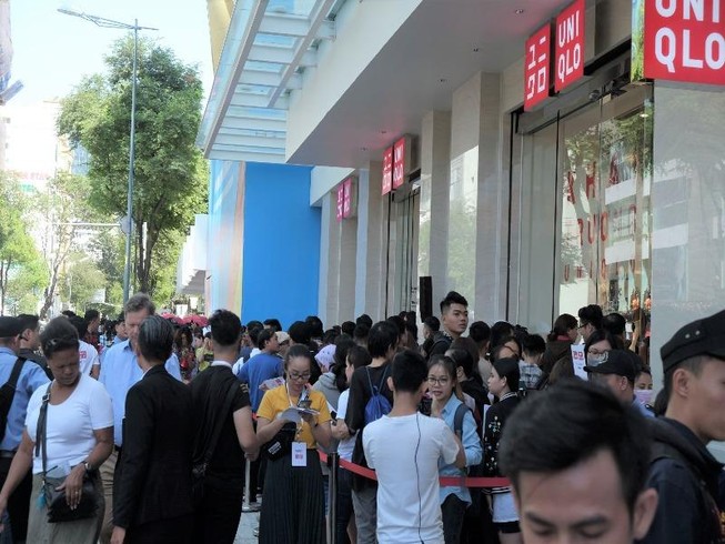 Cận cảnh Uniqlo 'vỡ trận' ngày khai trương tại Việt Nam